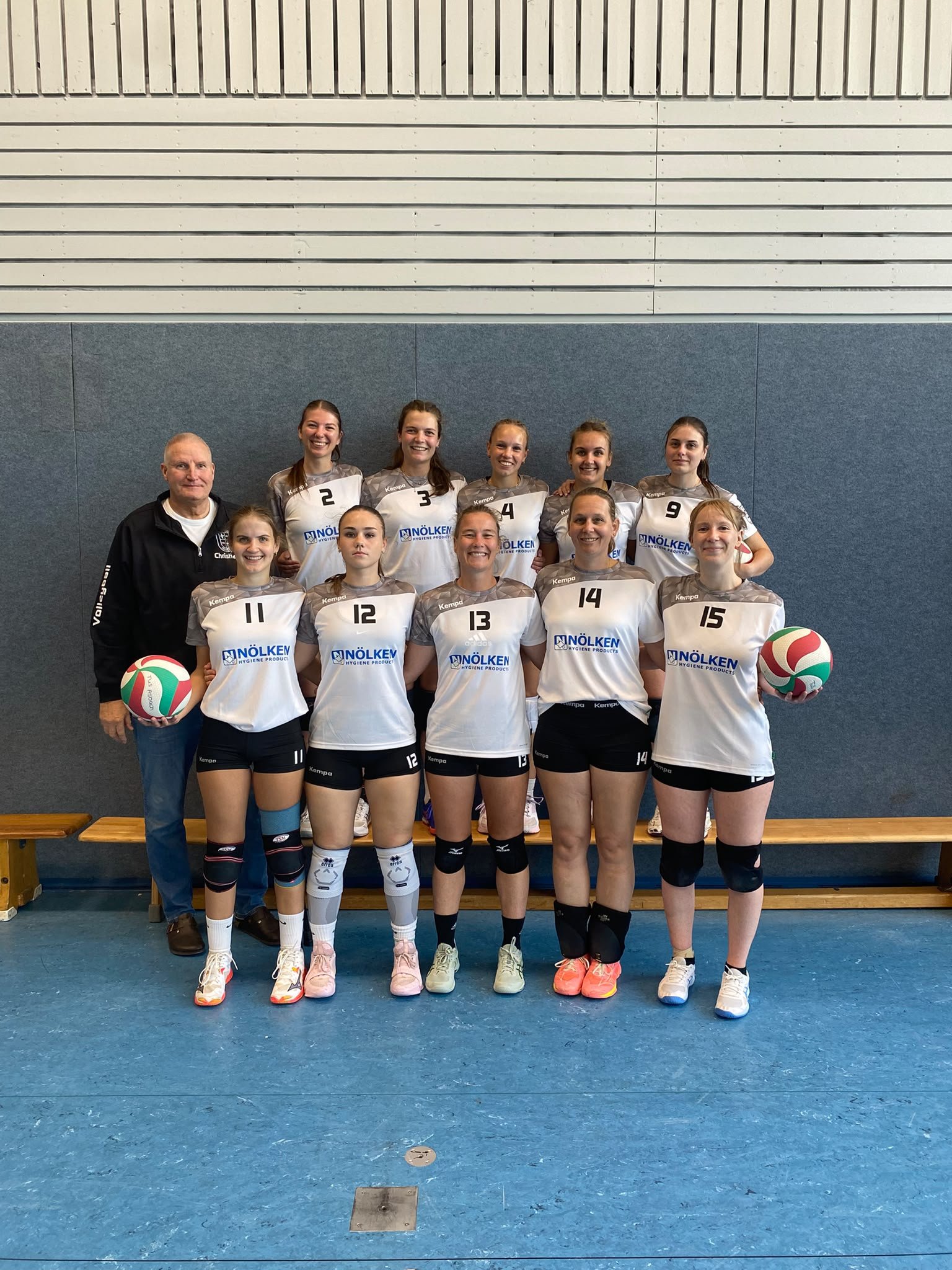 Damen 1 in neuen Trikots - Gesponsort von Nölken
